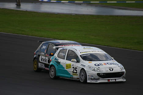 Jason Watt afprøver en ny teknik, hvor han delvis bruger Martin Pedersens Peugeot som stopklods.
(Foto: Finn Bojer)